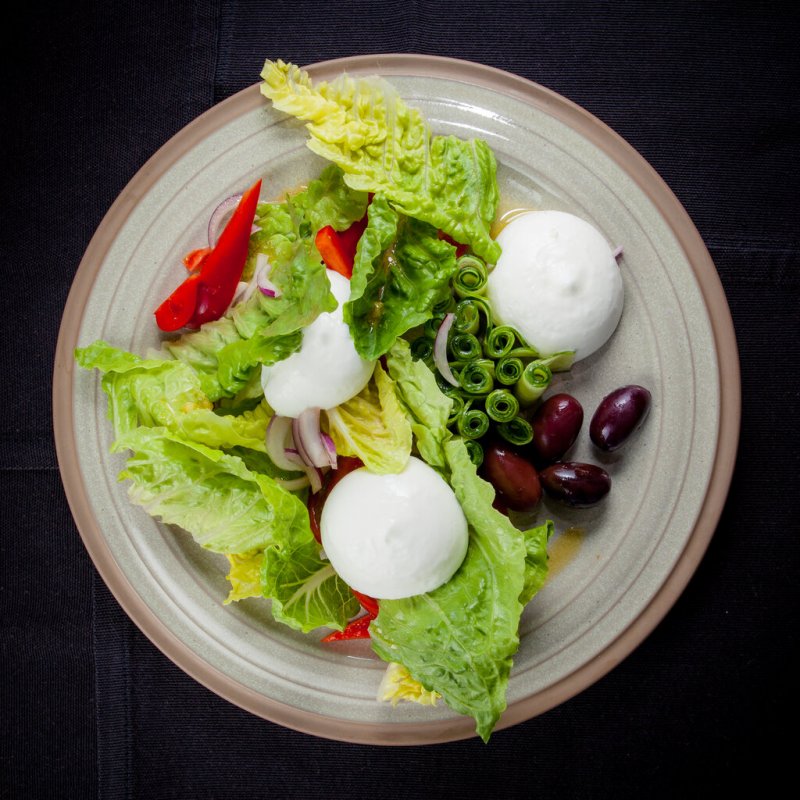 Греческий салат в ресторане
