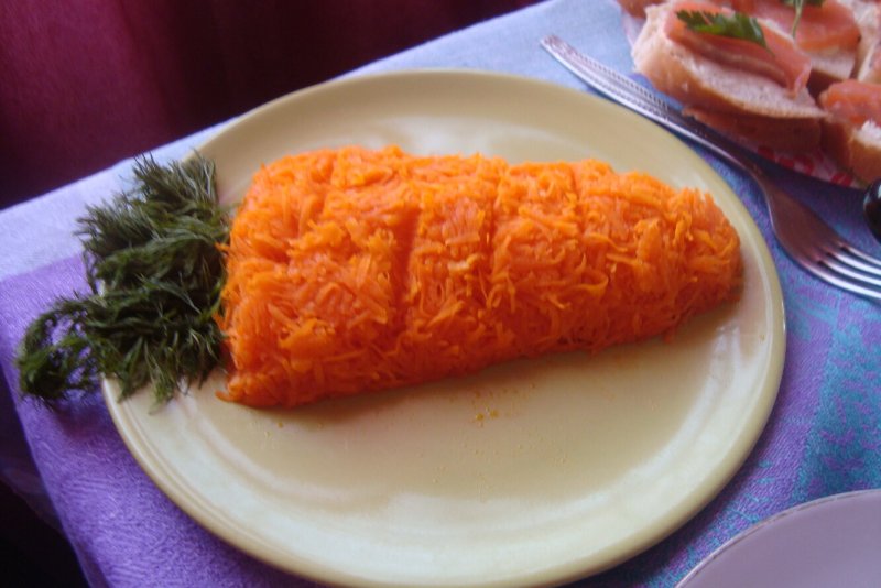 Салат в форме моркови