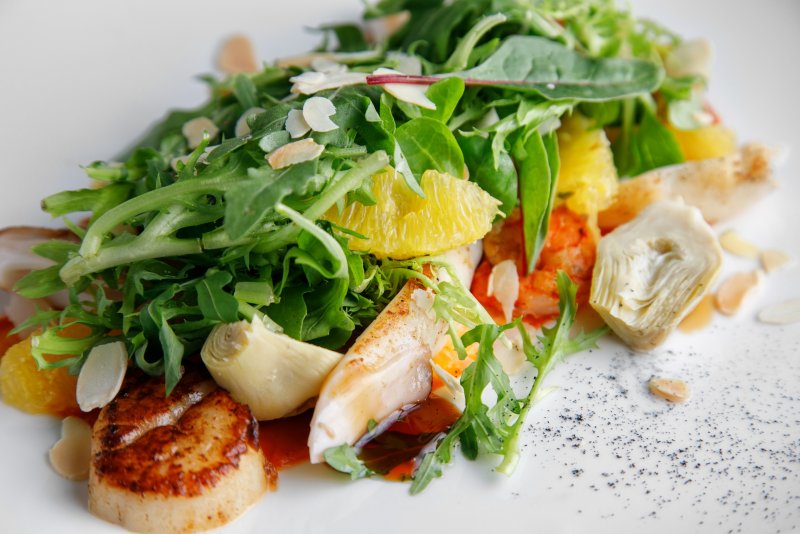 Салат с морепродуктами ресторанное блюдо