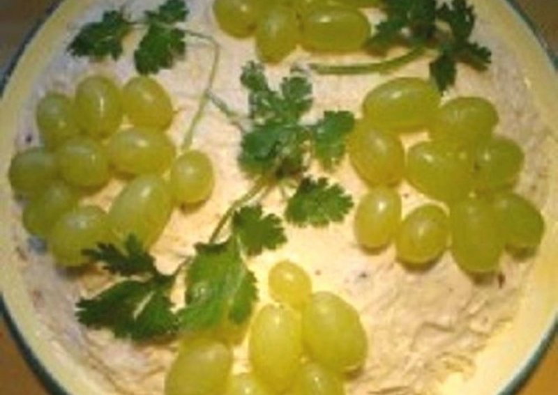 Салат украшенный виноградом