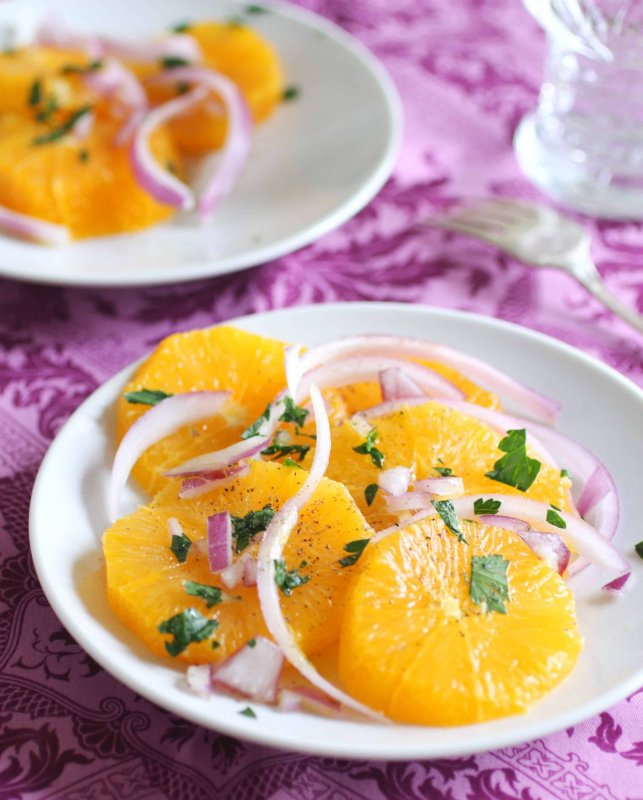 Салат с апельсином и луком