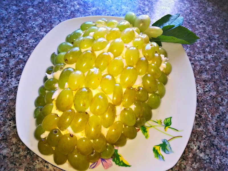 Салат Виноградная гроздь с фисташками
