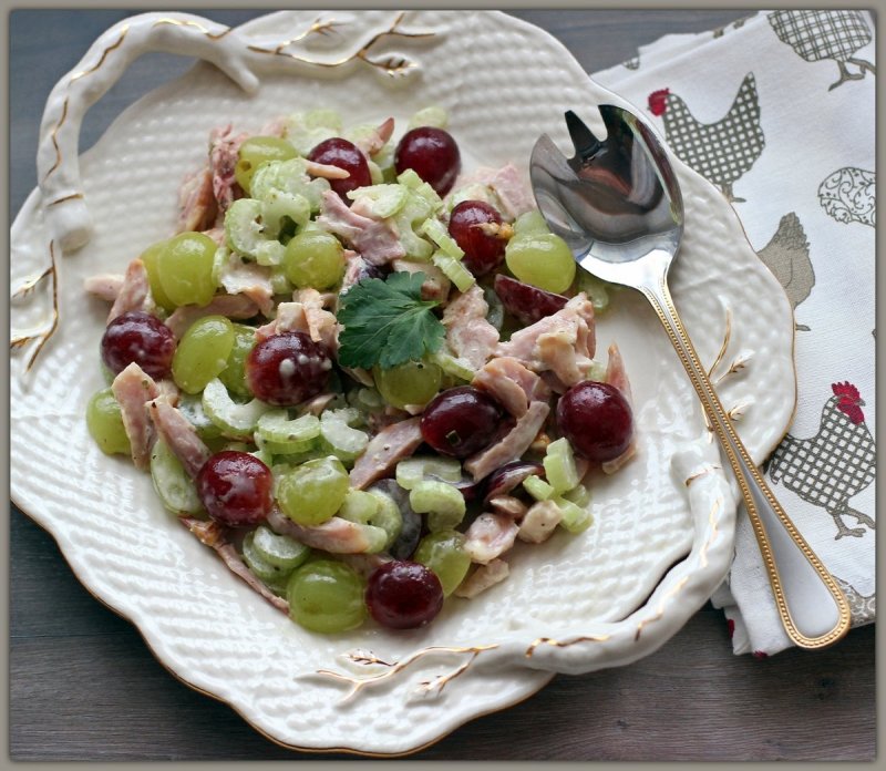 Салат Виноградная гроздь с курицей и грецкими орехами