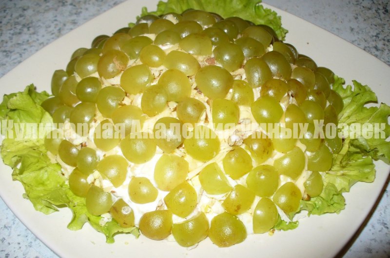 Салат гроздь винограда с копченой курицей