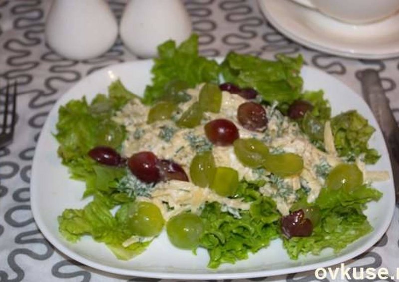 Салат с виноградом и сыром