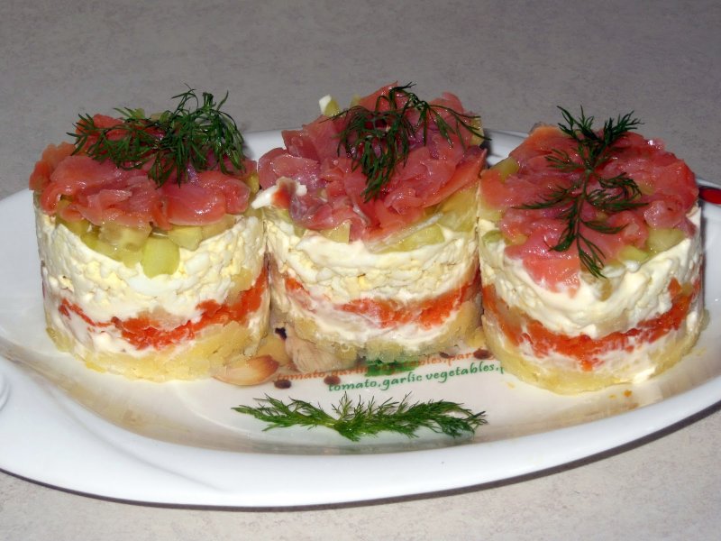 Порционные салаты на праздничный стол с красной рыбой