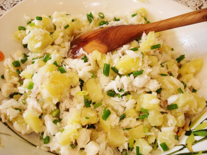 Рыбный салат с картошкой
