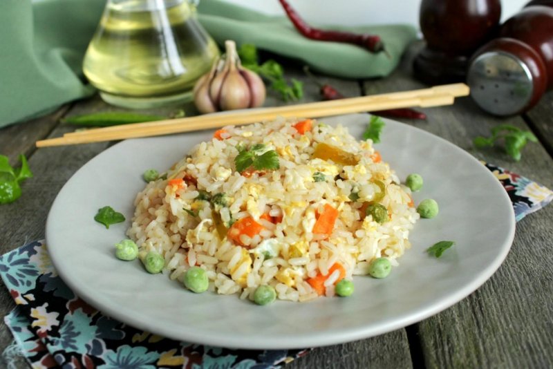 Рис по-тайски с яйцом и овощами