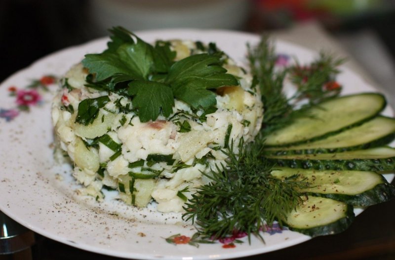 Салат домашний с картофелем и зелёным луком