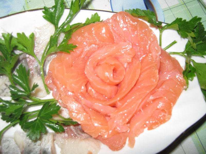 Украшение салата с красной рыбой новогоднее