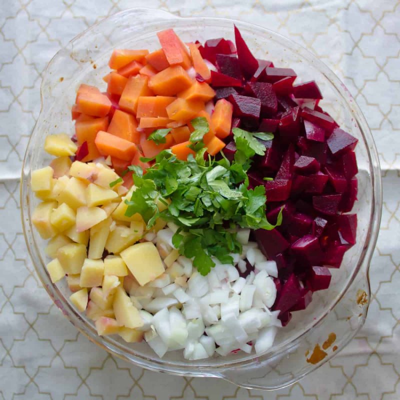 Овощной салат с копченым лососем