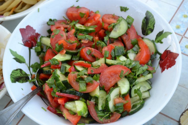 Салат из помидор и огурцов кубиками