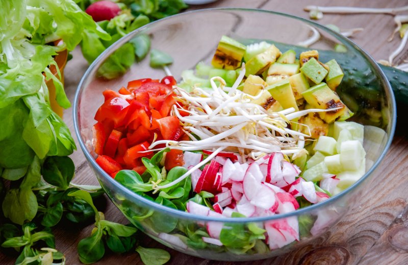 Нарезать овощи в салат