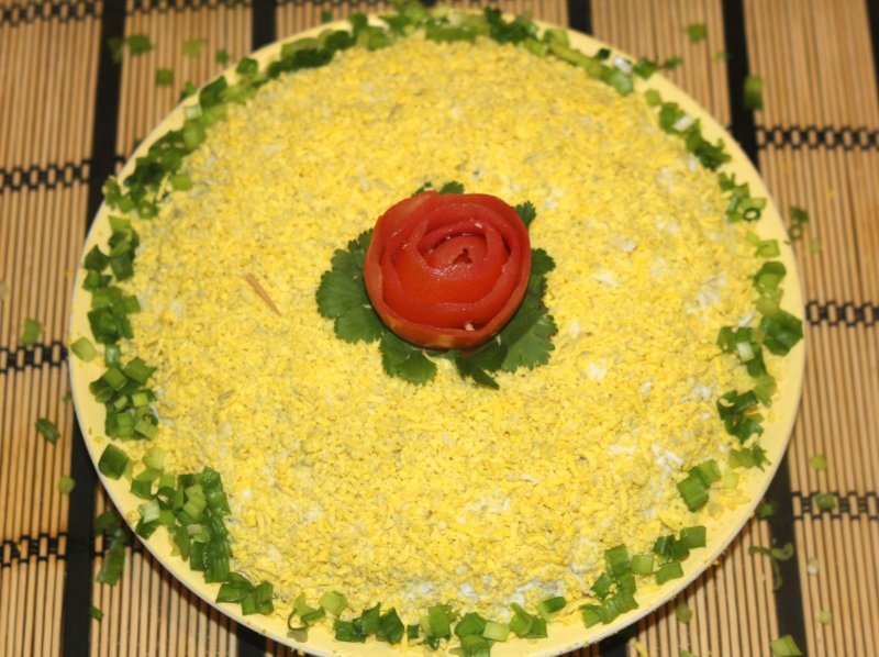 Украшаем мимозу салат луком