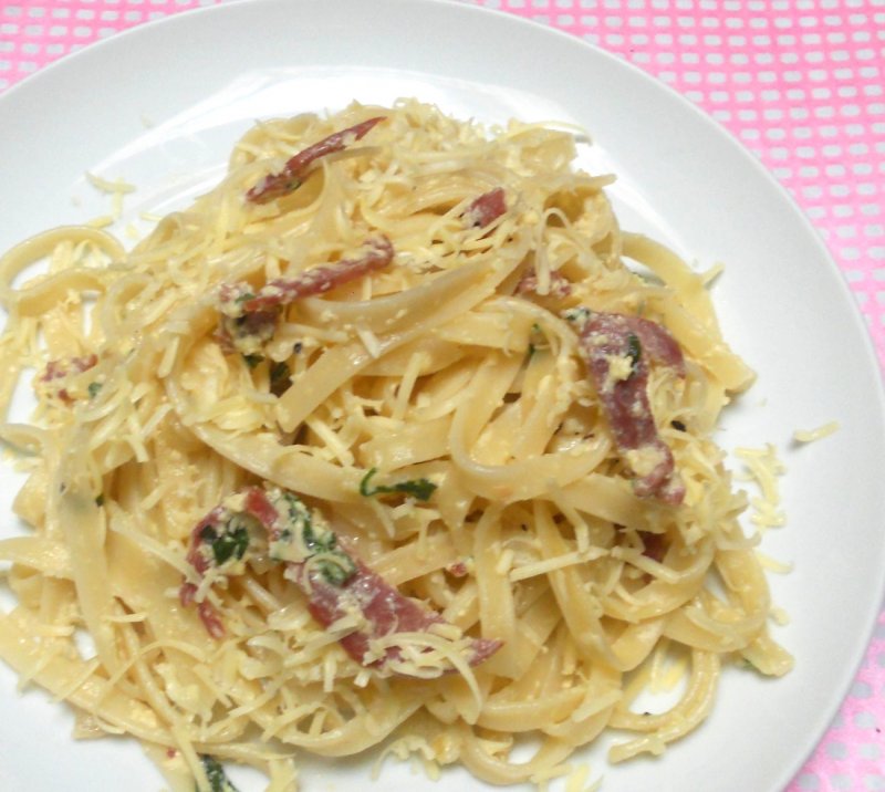 Спагетти с песто и беконом
