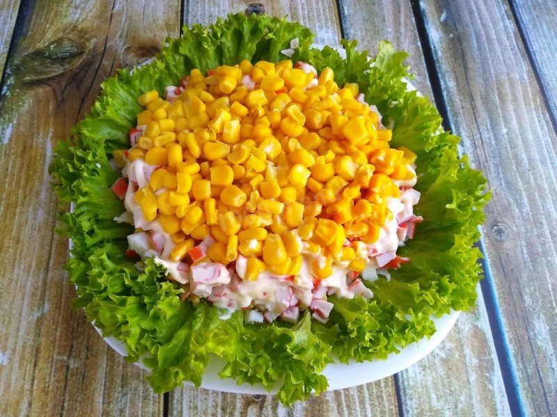Салат слоёный с крабовыми палочками и помидорами и кукурузой