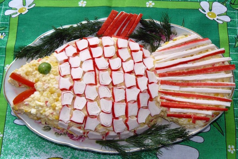 Салат с кальмарами крабовыми палочками и яйцом