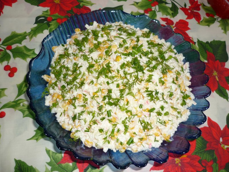 Салат из крабовых палочек с кукурузой и огурцом