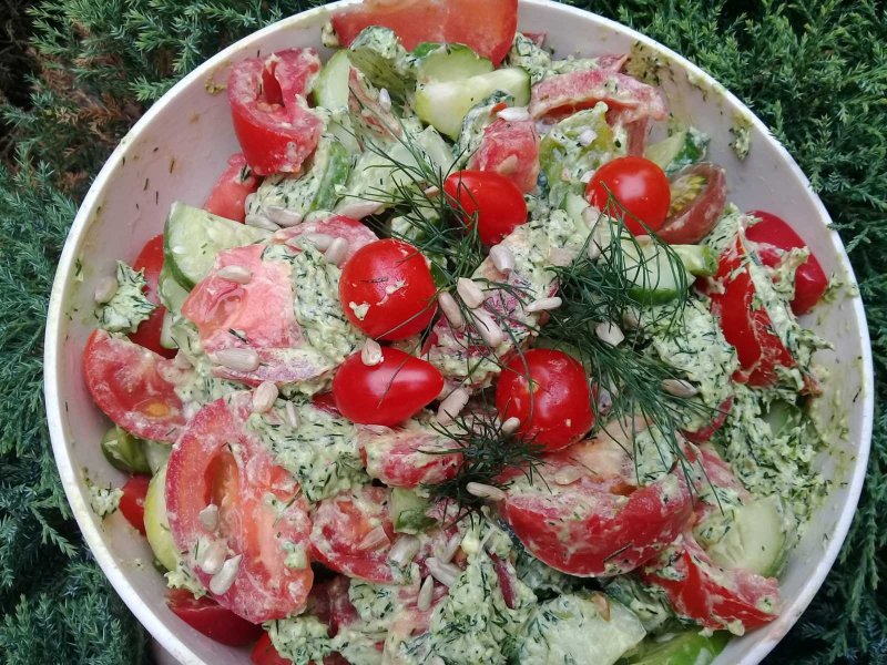 Красивый салат из огурцов и помидоров