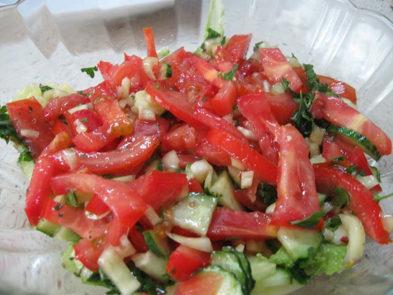 Овощной салат с луком пореем
