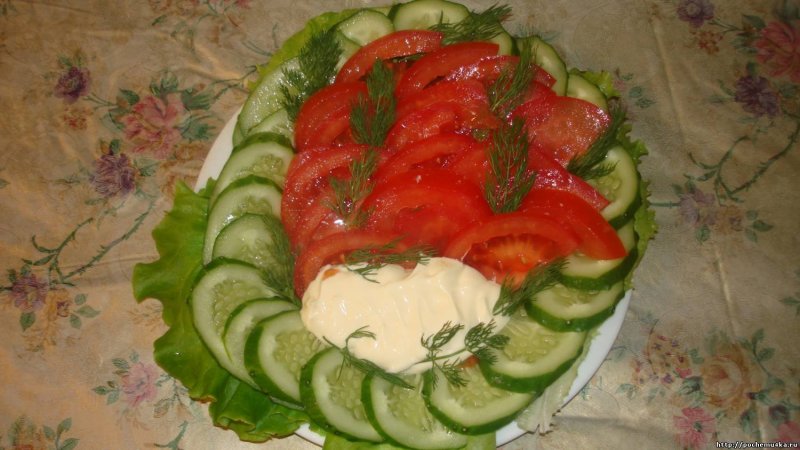 Салат из помидоров и огурцов с зеленью