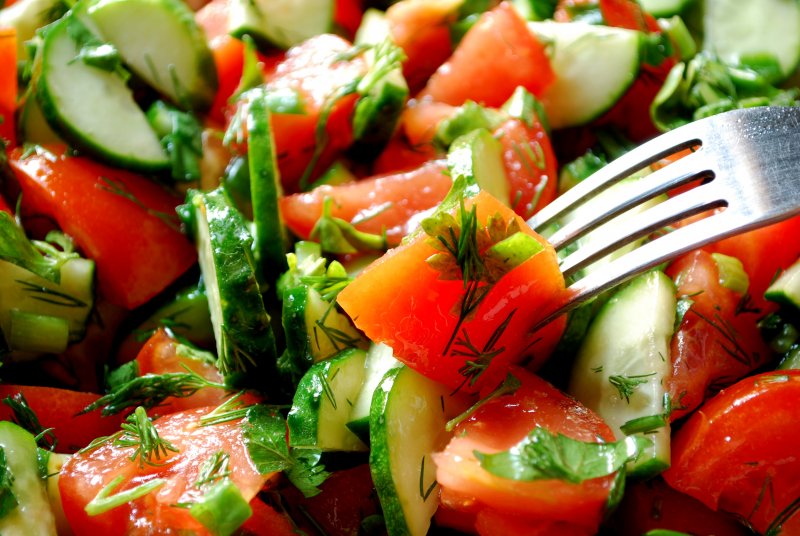 Салат из салатных листьев с помидорами