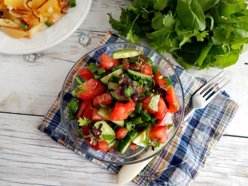 Салат с авокадо и помидорами и огурцами