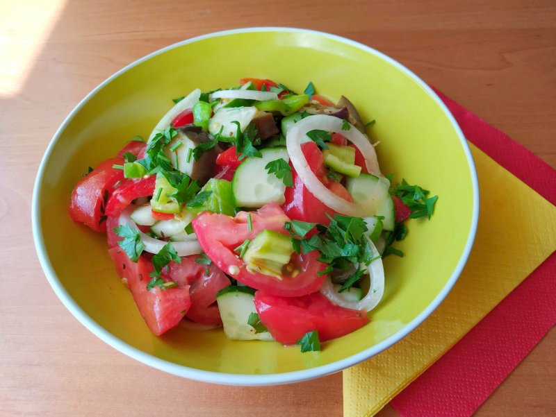 Салат с кабачками и помидорами