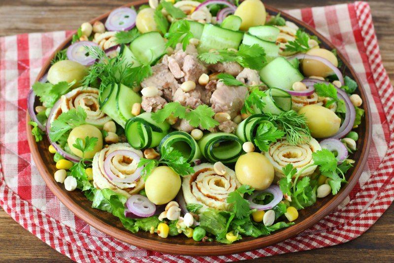 Салат с зелеными оливками