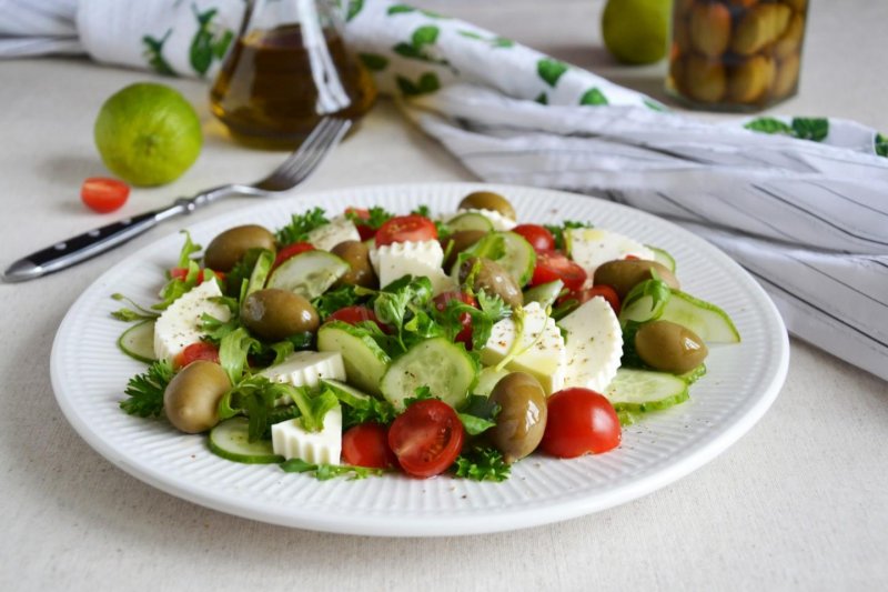 Салат с оливками и майонезом