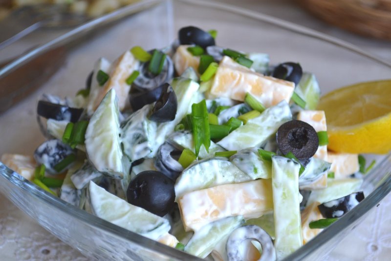 Салат с горошком и оливками
