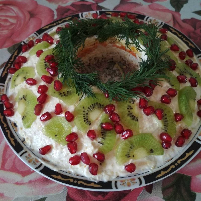 Салат малахитовый с киви, помидором, крабовыми палочками