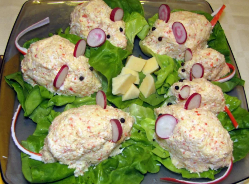 Украсить салат в виде мышки