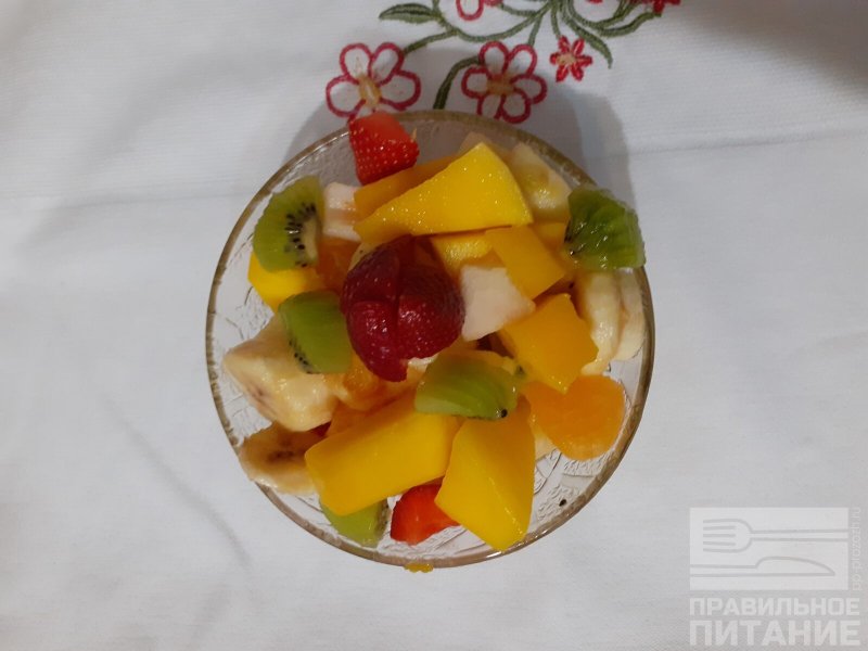 Фруктовая тарелка (сезонные фрукты)
