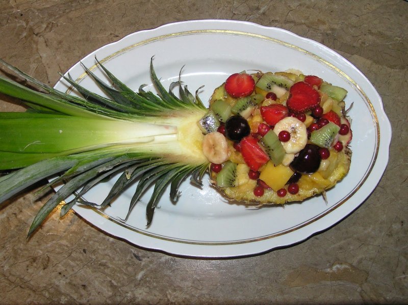 Фруктовый салат в ананасе