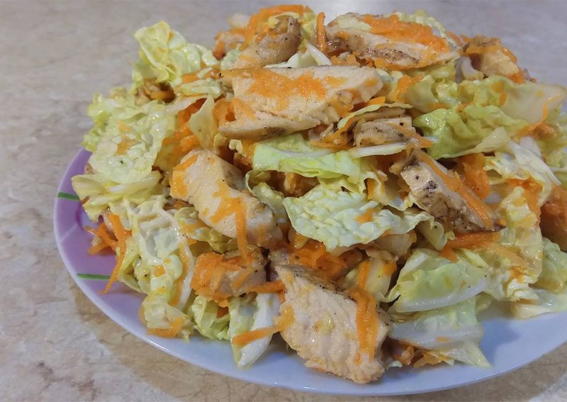 Салат с пекинской капустой и курицей