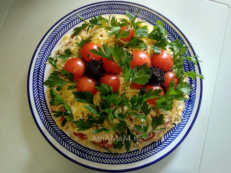 Салат с оливками курицей и грибами