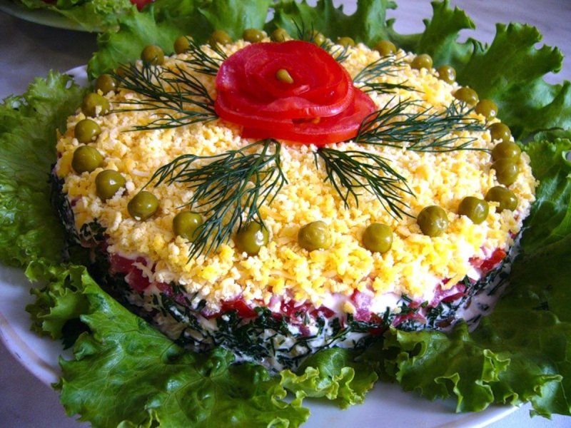 Слоеный салат "талия" с курицей, грибами и помидорами.