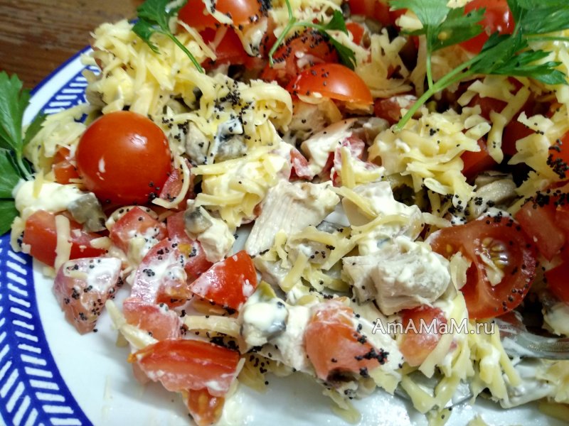 Салат с курицей, сыром, грибами и помидорами
