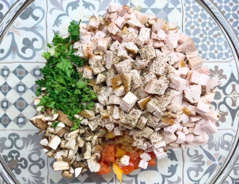 Слоёный салат с курицей и грибами