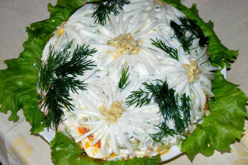 Салат с крабовыми палочками черносливом и грецкими орехами и сыром