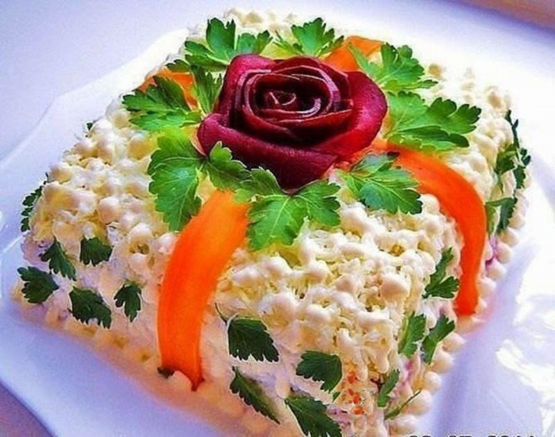 Необычное украшение салатов