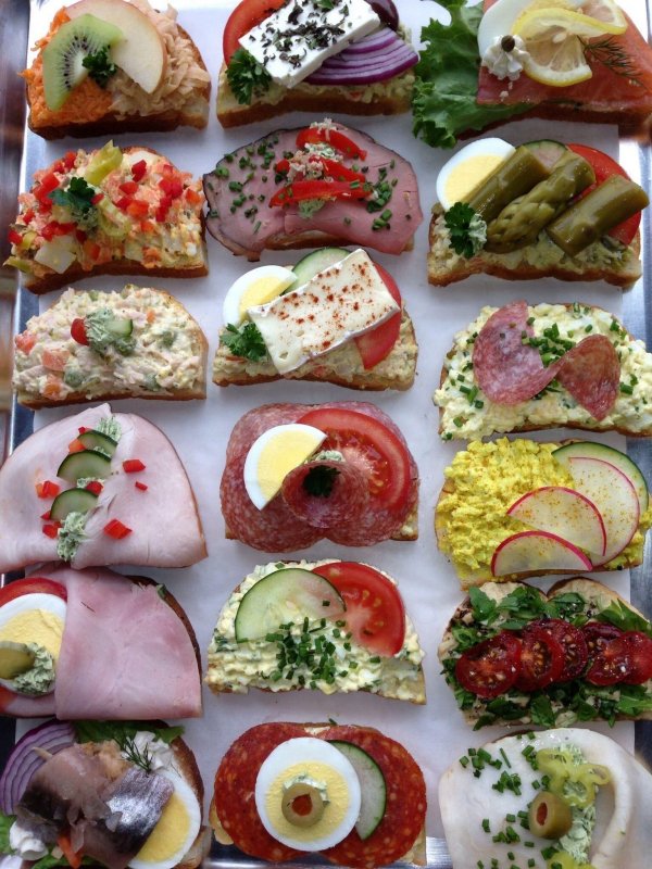Красивое оформление салатов и бутербродов на юбилей (75 фото)