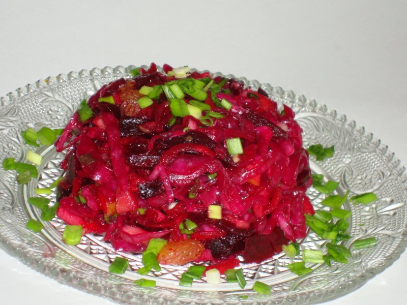 Салат свекла с черносливом и грецким орехом и сыром