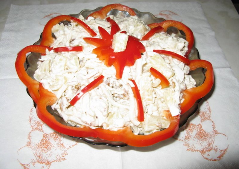 Салат с кальмарами самый вкусный на праздничный стол