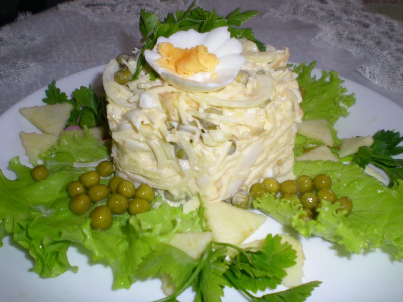 Салат с кальмарами и яйцом и луком