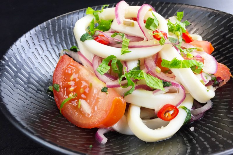 Салат с кальмарами и овощами