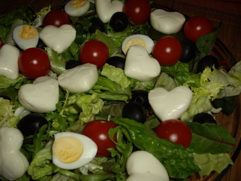 Салат с перепелиными яйцами и помидорами черри рукколой