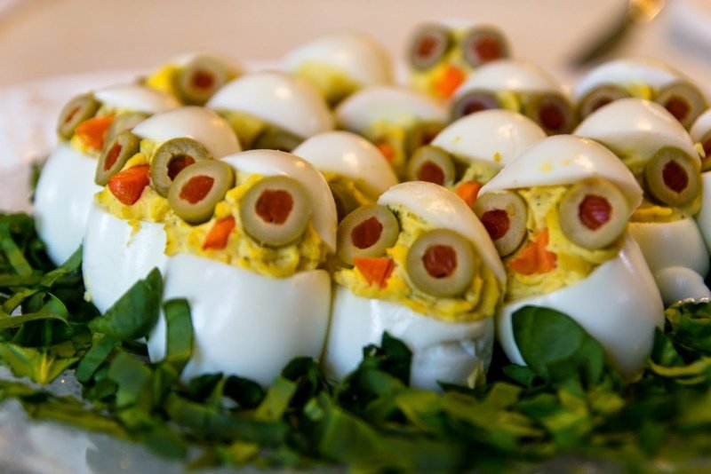 Салат с креветками и перепелиными яйцами