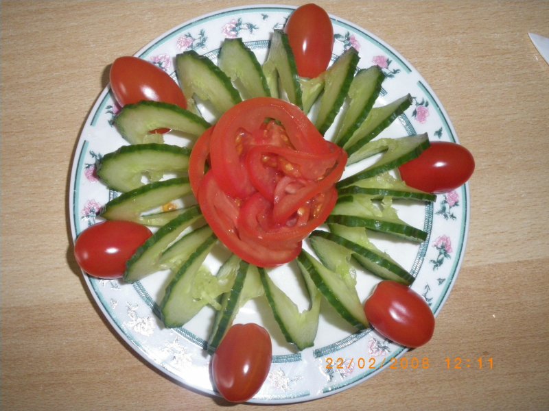 Украшение салата помидорами
